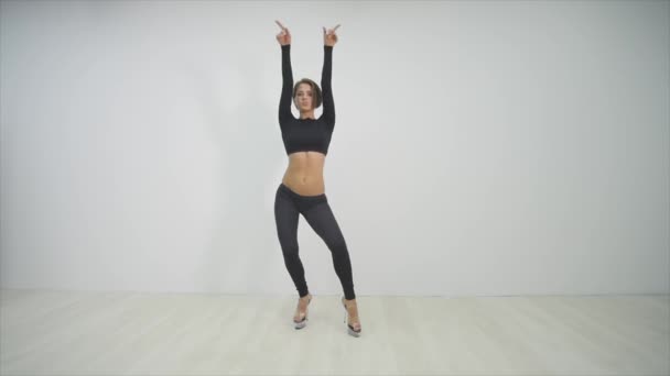Woman exercise pole dance. Slow motion - Πλάνα, βίντεο