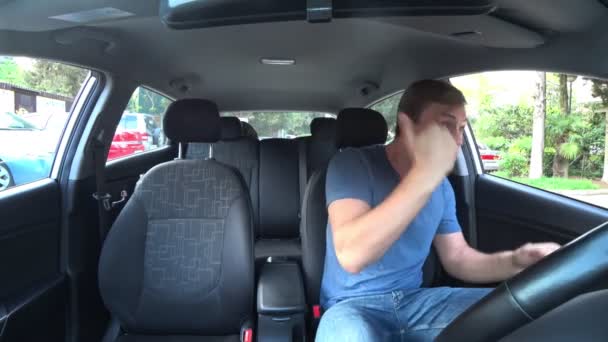 die Unhöflichkeit eines gestressten und wütenden Autofahrers, der gestikuliert. schreit der Mann aus dem Fenster seines Autos. 4k - Filmmaterial, Video