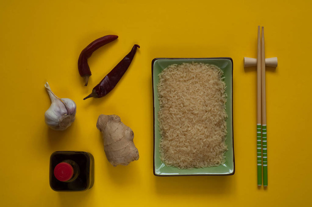 Ingredientes de comida asiática, especiarias e molhos em um fundo amarelo ensolarado, vista superior, espaço de cópia
 - Foto, Imagem