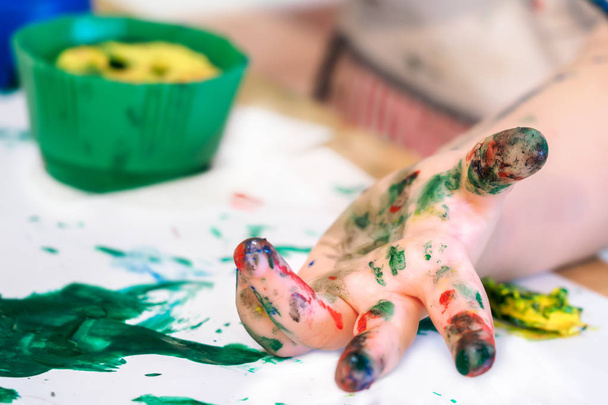 Hände des Kindes Mädchen Junge schmutzig in Kinder Fingerfarbe studieren Zeichnen Kunst Finger halten Quaste Konzept Idee der Bildung Kinder Vorschule Kindheit kreatives Lernen Schule Kindheit Fertigkeit. - Foto, Bild