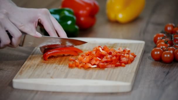 Разрежьте красный перец приготовленной пищи
 - Кадры, видео