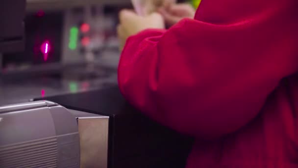 Vrouw die werkt op de kassa in de winkel - Video