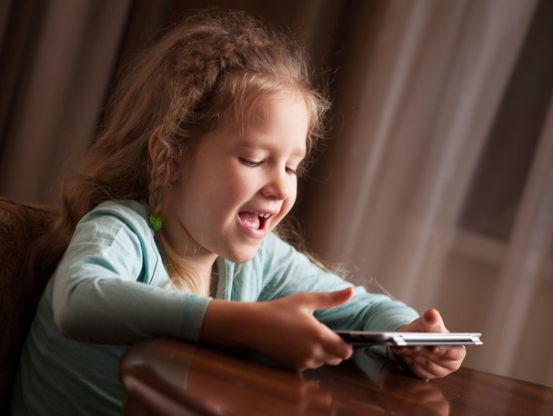 Child playing on tablet - Фото, зображення