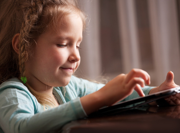 Child playing on tablet - Φωτογραφία, εικόνα