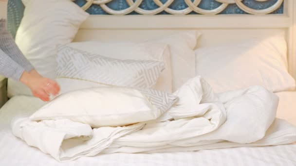 комфорт спальні постільні приналежності жінка робить ліжко
 - Кадри, відео