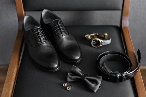 Set di vestiti e accessori maschili. Lo sposo si riunira 'domattina. Kit su sedia nera. Stile di business
 - Foto, immagini