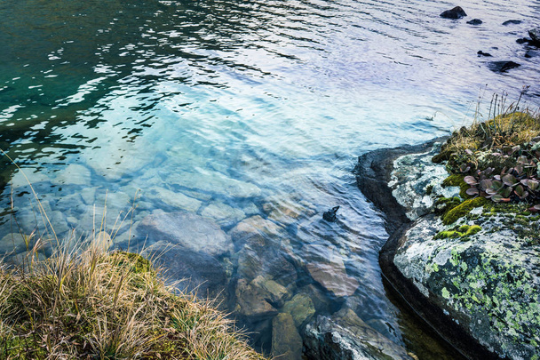 Hegyi patak egy nyári napon a sziklák - Fotó, kép