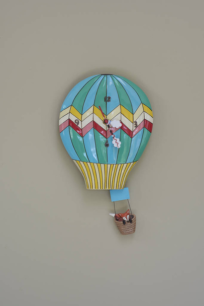 Horkovzdušný balón hodiny v kuchyni na zeď - Fotografie, Obrázek