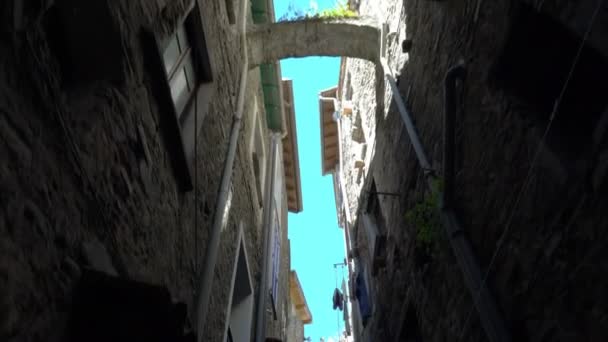 Una estrecha calle peatonal con en el casco antiguo europeo
 - Metraje, vídeo