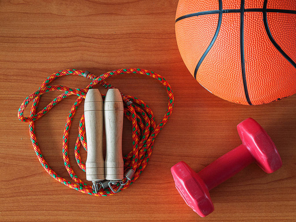 Стрибнути мотузку з баскетболом і гантелі, Спортивне обладнання
. - Фото, зображення