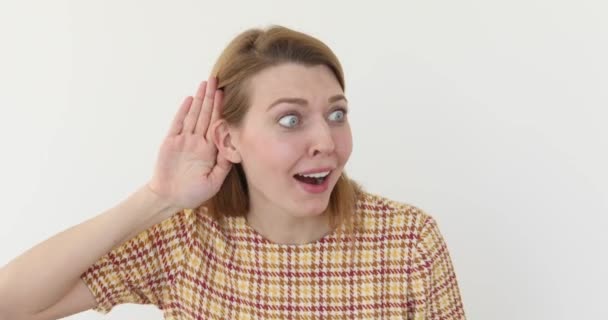 Mulher ouvindo com atenção com a mão no ouvido Rumores
 - Filmagem, Vídeo