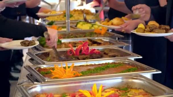 люди групують харчування шведський стіл їжа в приміщенні розкішного ресторану
 - Кадри, відео