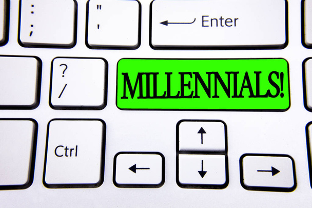 Word Writing Text Millennials Motivationsaufruf. Businesskonzept für Generation y der 1980er bis 2000er Jahre geschrieben auf grünem Knopf auf weißer Tastatur mit Kopierraum. Ansicht von oben. - Foto, Bild