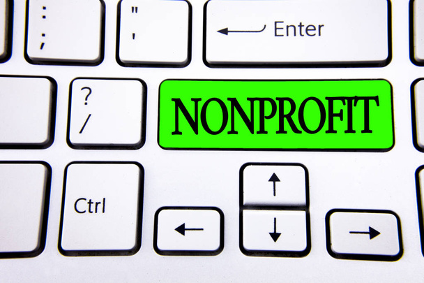 Word metin yazma Nonprofit. Yeşil anahtar düğme üstünde beyaz klavye üzerinde kopya alanı ile yazılı executor için gelirleri elde edebilirim faaliyetleri için iş kavramı. Üstten Görünüm. - Fotoğraf, Görsel