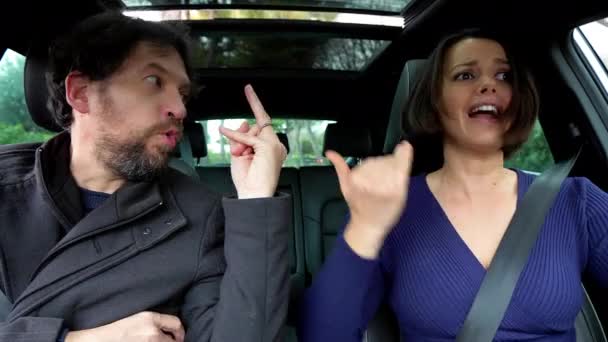 Unglückliches Paar prügelt sich im Auto Mann zeigt Finger - Filmmaterial, Video