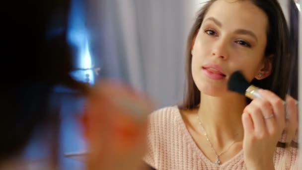 beauty natural style makeup girl apply blush - Séquence, vidéo