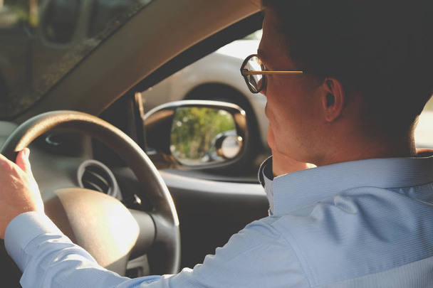 businessman driving & talking on smartphone. caucasian man holdi - Фото, изображение