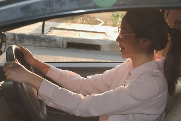 woman driving his car. female driver holding steering wheel - Zdjęcie, obraz