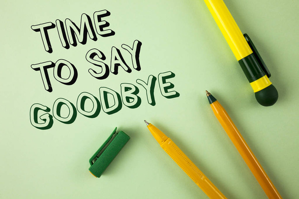 Zeit, Text zu schreiben und sich zu verabschieden. Geschäftskonzept für Trennungsmoment, das Abschiedswünsche hinterlässt, die auf schlichtem grünem Hintergrund daneben geschrieben stehen. - Foto, Bild