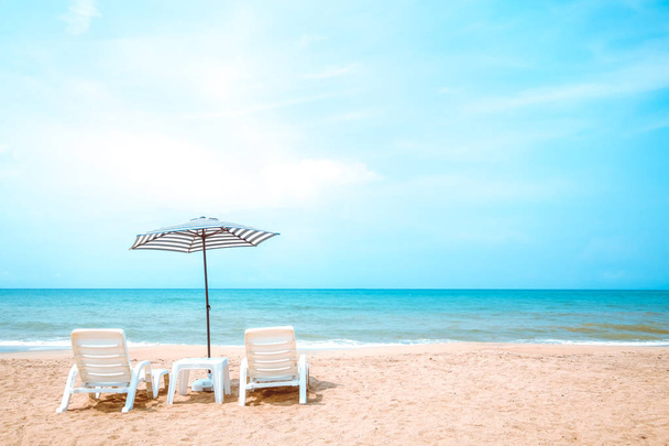 Krzesło plażowe para na tropikalnej plaży. - Zdjęcie, obraz