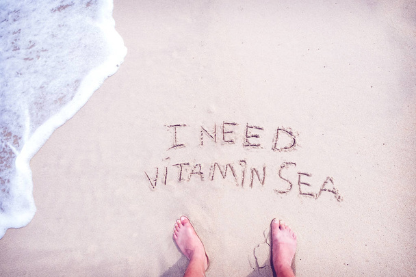 Inscripción NECESITO VITAMINA MAR escrito en la playa de arena con olas del océano - la hora de la puesta del sol. Concepto de vacaciones. efecto de tono de color vintage
 - Foto, Imagen