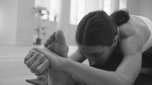 Yoga sınıfı. Kadının Yoga asanas yapması - Video, Çekim
