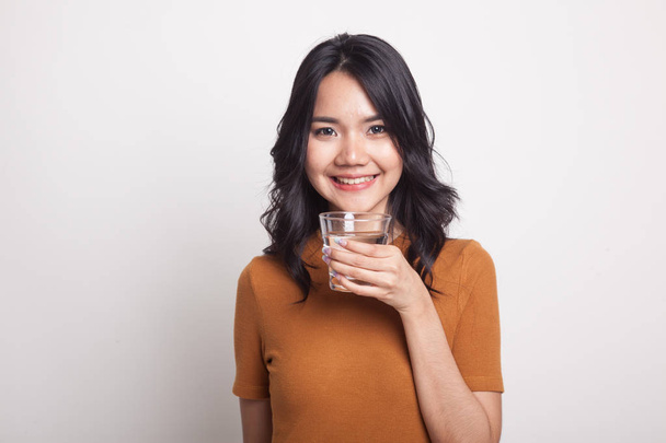 Young Asian woman with a glass of drinking water. - Foto, afbeelding