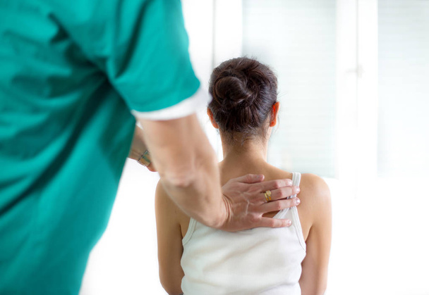 kręgarz masaż kobiet kręgosłupa pacjenta i z powrotem - Zdjęcie, obraz