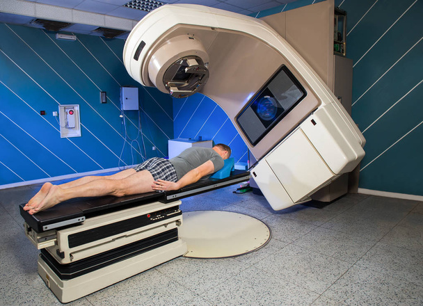 Uomo che riceve radioterapia per il cancro in ospedale
 - Foto, immagini