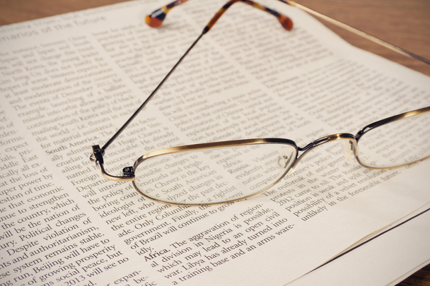 Glasses on a newspaper - Foto, Imagen
