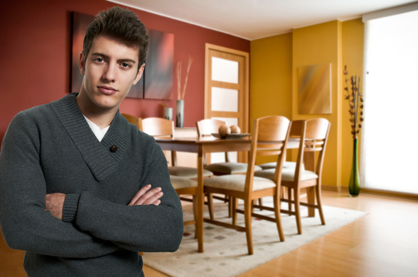 χαρούμενος νεαρός άνδρας στο διαμέρισμά του - Φωτογραφία, εικόνα