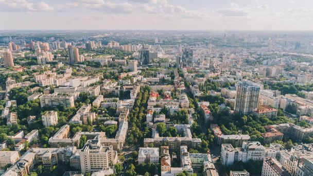 マリイン スキー公園。2017 年 7 月 17 日。キエフ。ウクライナ。大都市の建物の空中写真. - 写真・画像