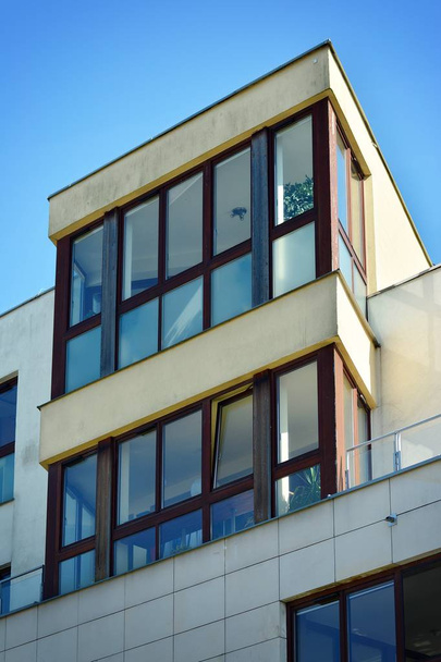 Σύγχρονο κτίριο κατοικιών εξωτερικό σε φωτεινές η - Φωτογραφία, εικόνα