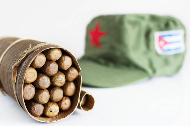 Kubánské doutníky v banánovém listu a vojenské čepici na že - Fotografie, Obrázek