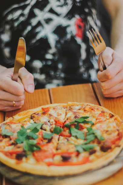 Człowiek zje pizza. Pizza z bliska - Zdjęcie, obraz