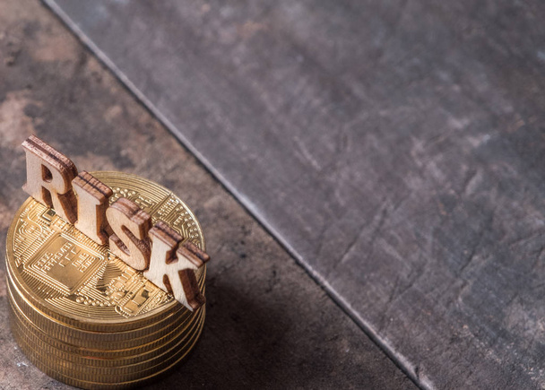 РИСК текст с золотыми монетами на деревянном фоне
 - Фото, изображение