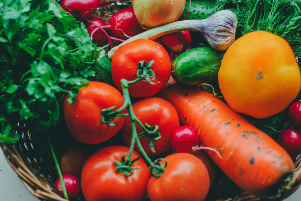 свежие органические овощи в корзине
 - Фото, изображение