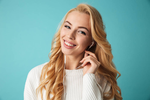 Close up portrait of a happy young blonde woman - Фото, изображение