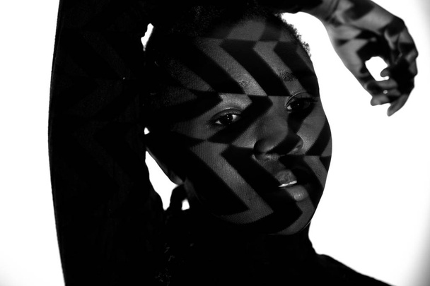Padrão criativo de luz de projeção em mulher bonita com pele escura
 - Foto, Imagem