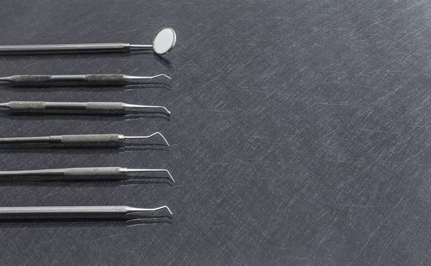 outils dentaires sur fond gris vue de dessus
 - Photo, image
