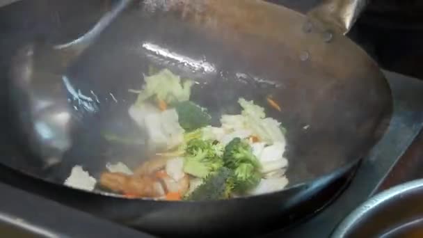 eine in einer Hotel- oder Restaurantküche im Flambe-Stil zubereitete Mahlzeit umrühren - Filmmaterial, Video