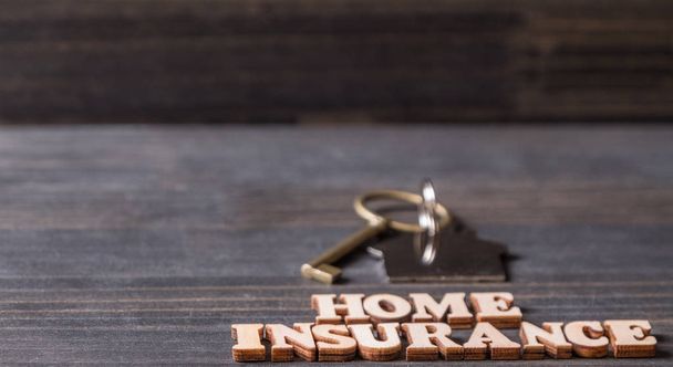 Home Страховой текст с ключом от дома на деревянном столе
. - Фото, изображение