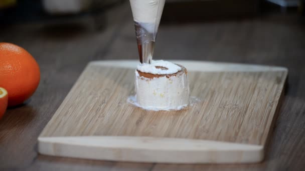 Fabrication de mini gâteaux avec glaçure
 - Séquence, vidéo