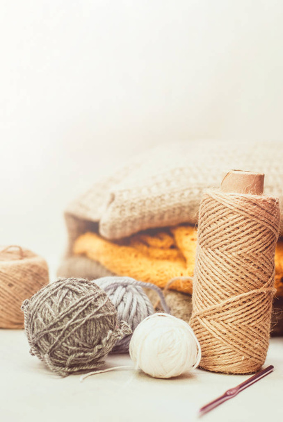 clews de lana de color para tejer sobre fondo blanco
 - Foto, Imagen