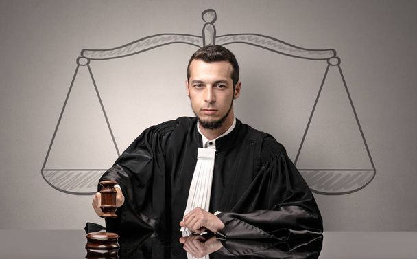 Mladý soudce při rozhodování, šaty - Fotografie, Obrázek