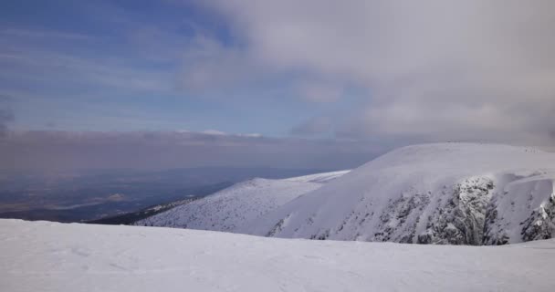 sudety mountains / poland - date: 03222018. schneebedeckte hügel. sonniger, kalter Tag in den Sudetenbergen.  - Filmmaterial, Video