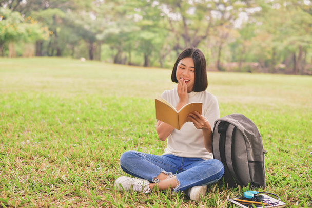 Education Concepts. Asian women reading books in the park. Beaut - Фото, изображение