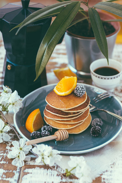 pancakes, a pile, a blue plate, a blue coffee pot, an American breakfast, a still-life - 写真・画像