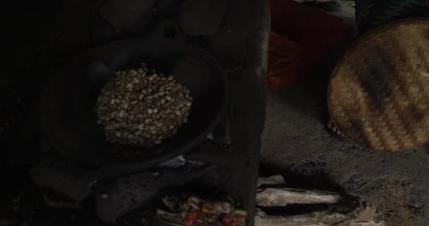 Pörkölés Kopi Luak kávébab Bali Indonézia - Felvétel, videó
