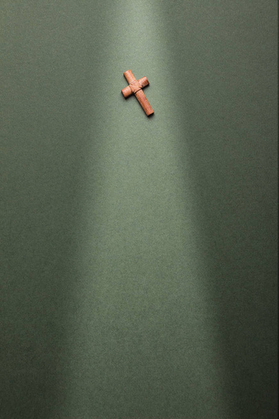 christliches Kreuz auf grünem Hintergrund mit Platz zum Schreiben  - Foto, Bild